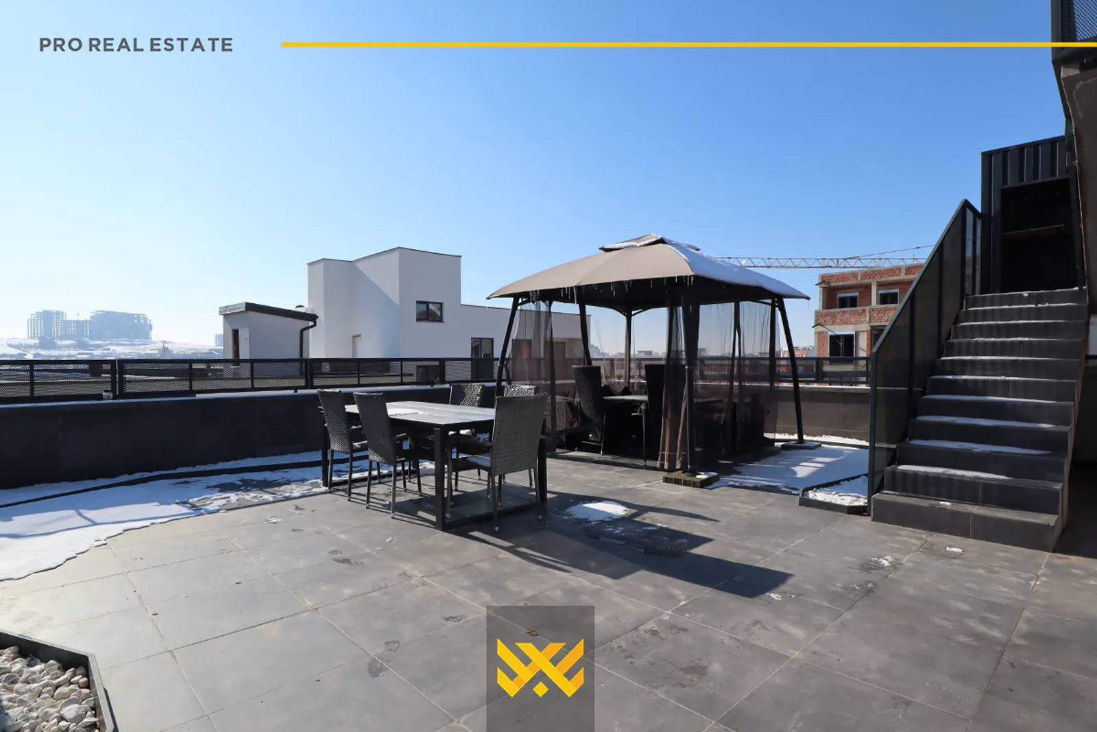 Penthouse 211m²+120m² në #SHITJE në Lagje të Spitalit.