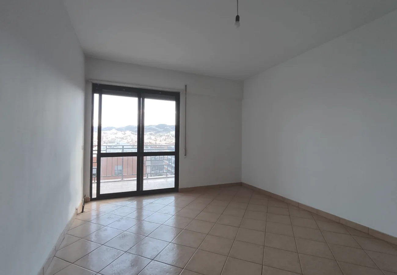 Shitet apartament 1+1 përballë delijorgjit, tiranë.