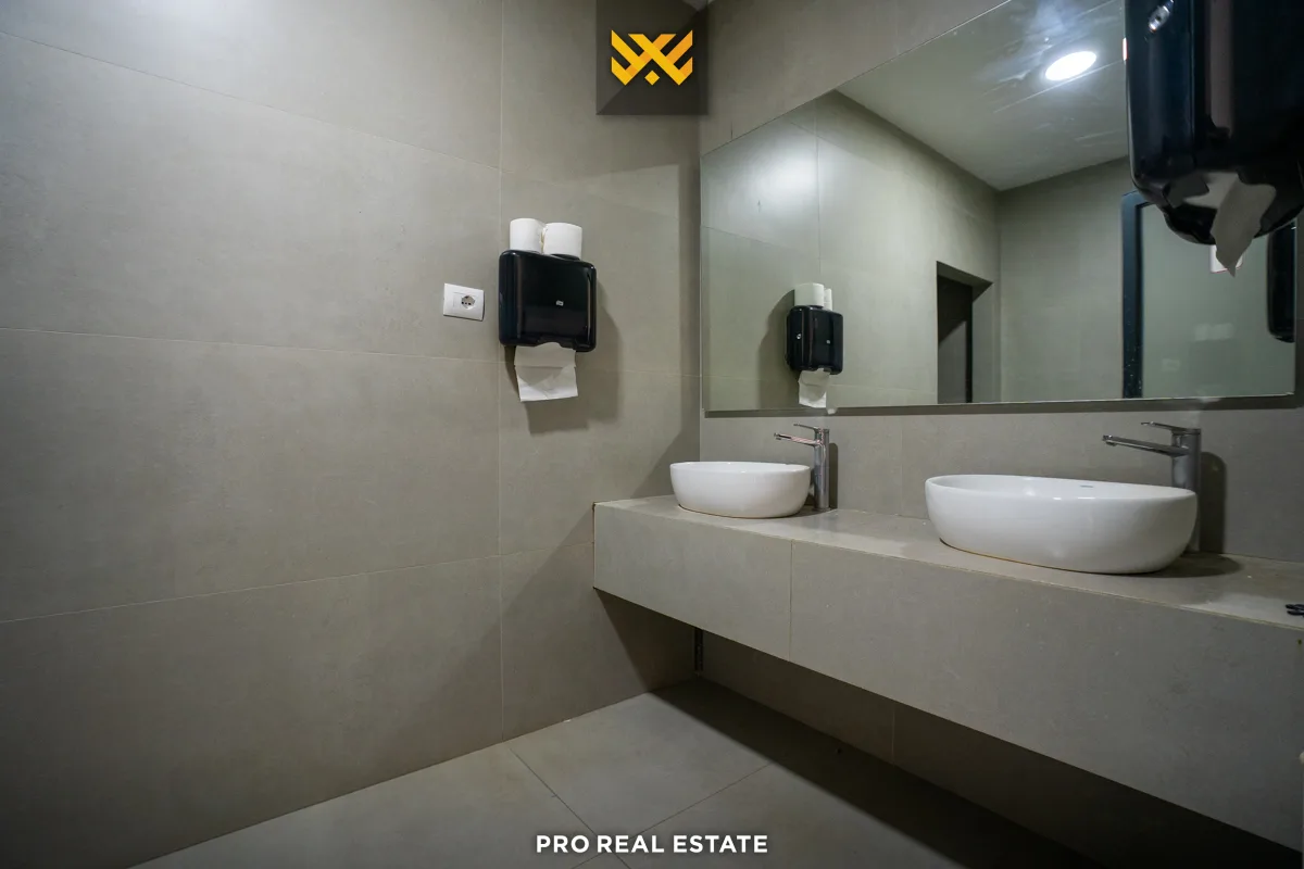 Lokal - Zyrë 900m² me #QIRA në Lakrishtë