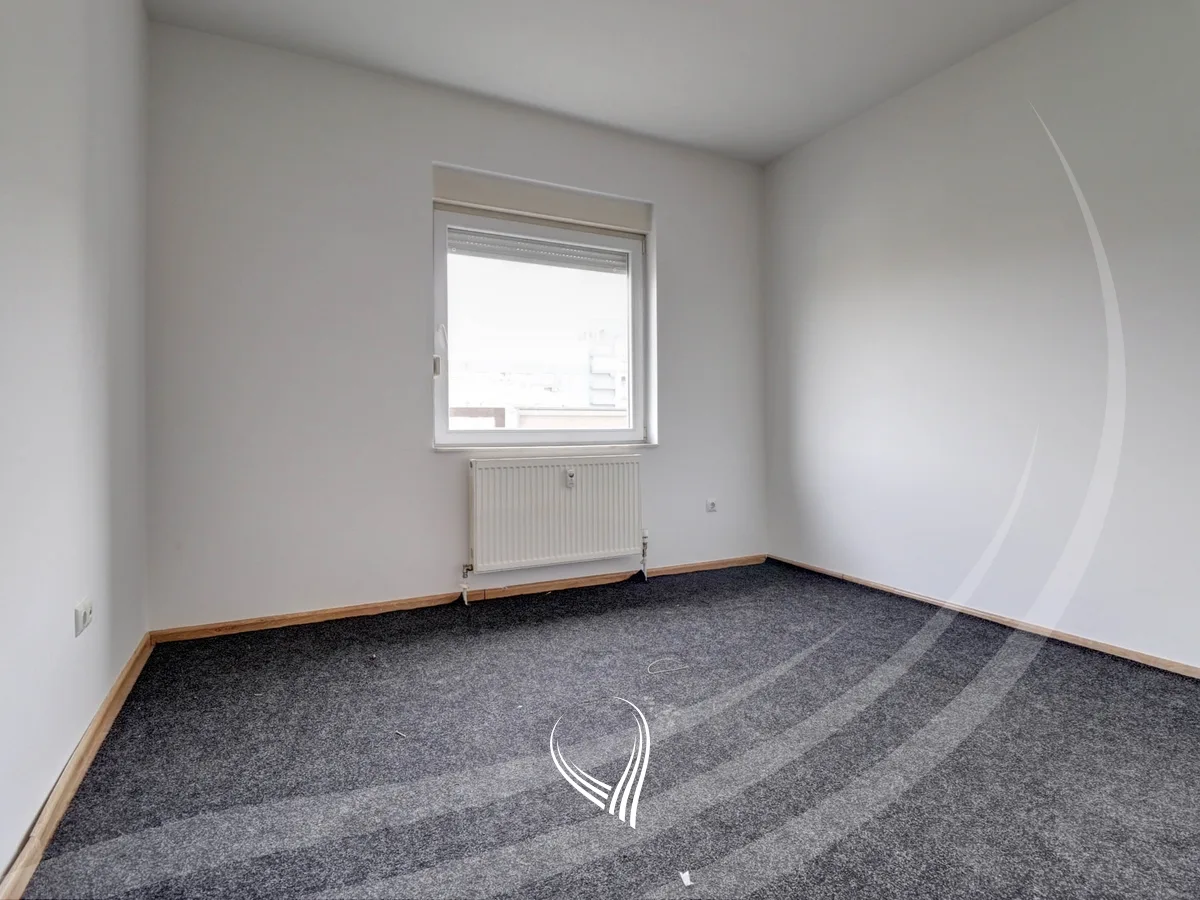 Penthouse zyre me 4 dhoma pune me qira në lagjen Mati 1 – Rruga B