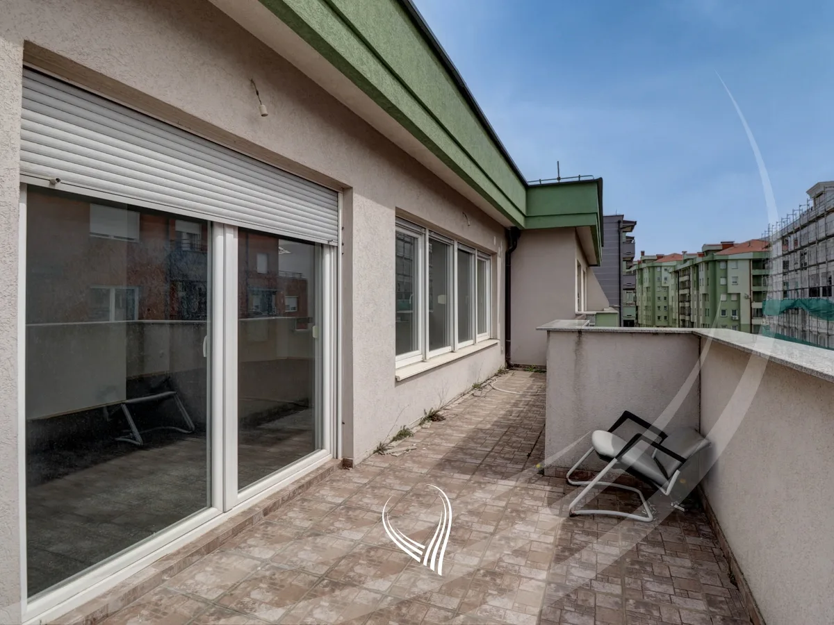 Penthouse zyre me 4 dhoma pune me qira në lagjen Mati 1 – Rruga B