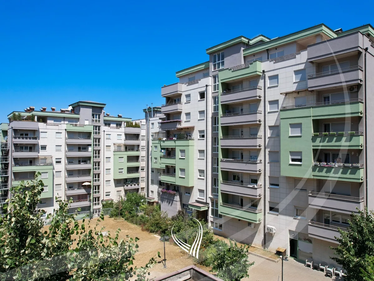 Penthouse zyre me 4 dhoma pune me qira në lagjen Mati 1 – Rruga B
