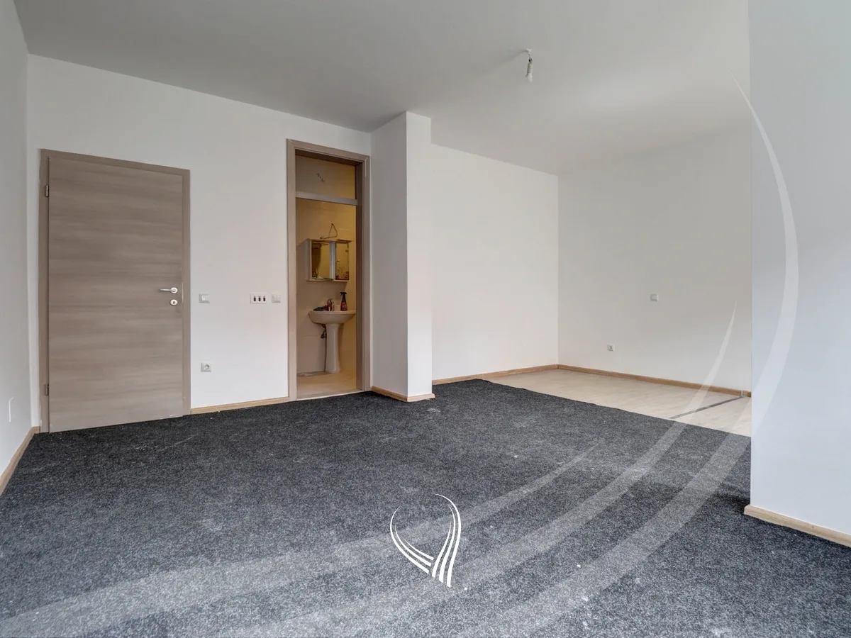 Penthouse zyre me 4 dhoma pune me qira në lagjen Mati 1 – Rruga B