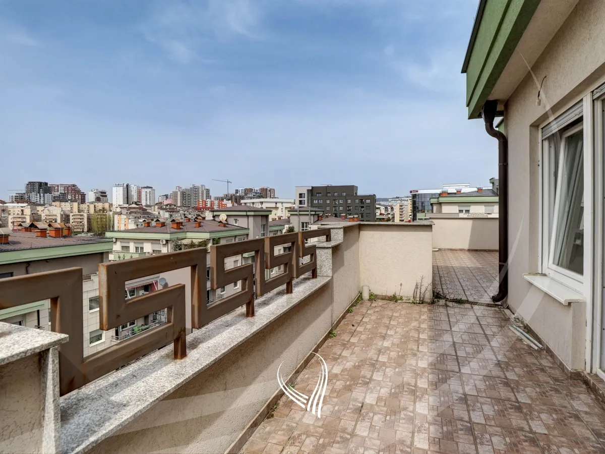 Penthouse zyre me 4 dhoma pune me qira në lagjen Mati 1 – Rruga B