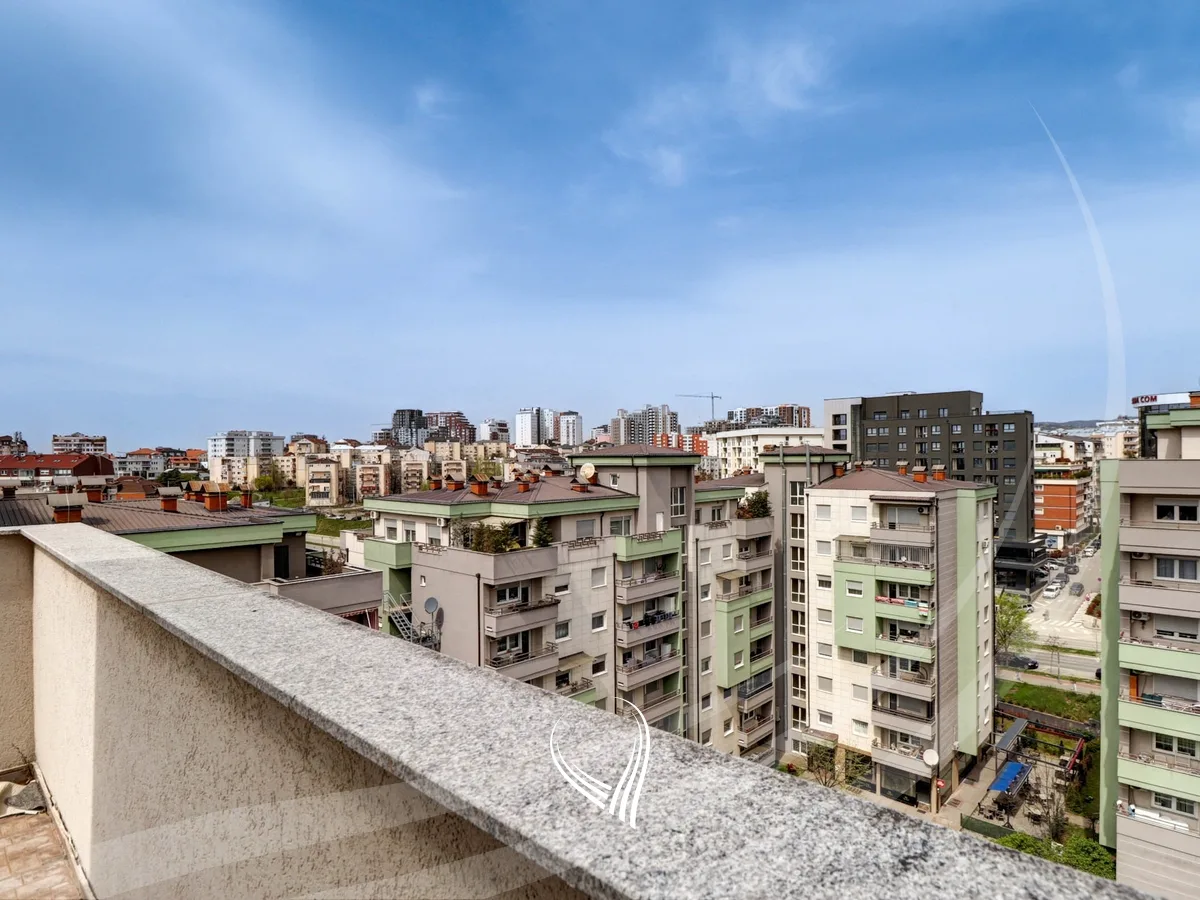 Penthouse zyre me 4 dhoma pune me qira në lagjen Mati 1 – Rruga B