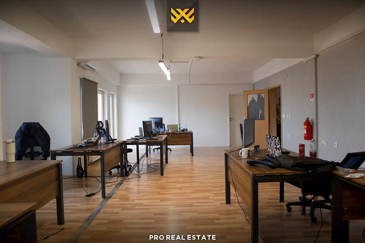 Zyrë 200m² me #QIRA në Bregun e Diellit.