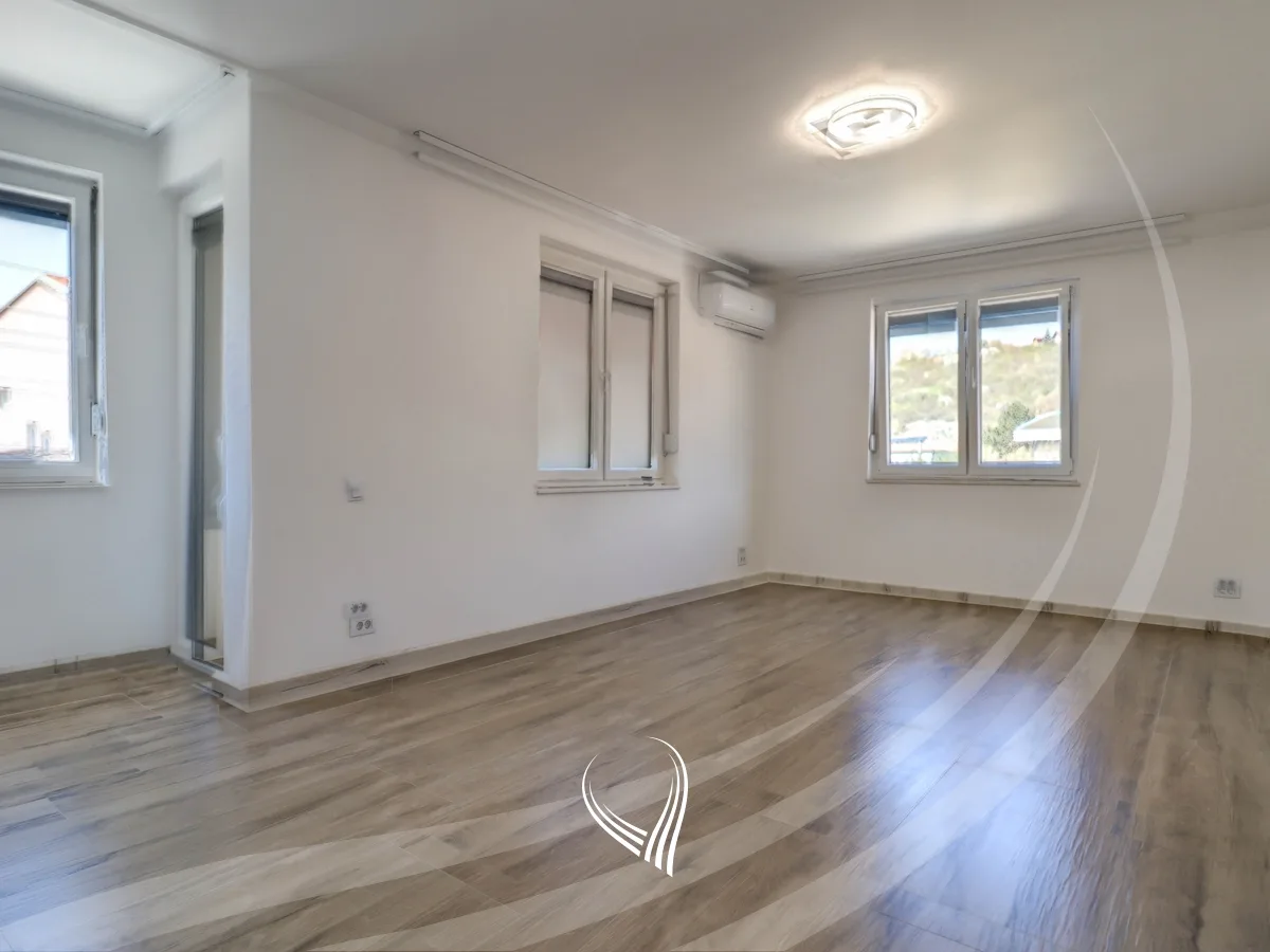 Shtëpi me 3 dhoma gjumi me qira në lagjen Sofalia