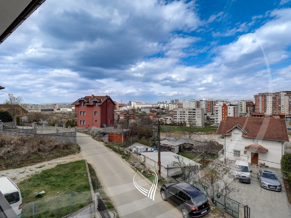 Shtëpi me 4 dhoma gjumi me qira në lagjen Prishtina e Re
