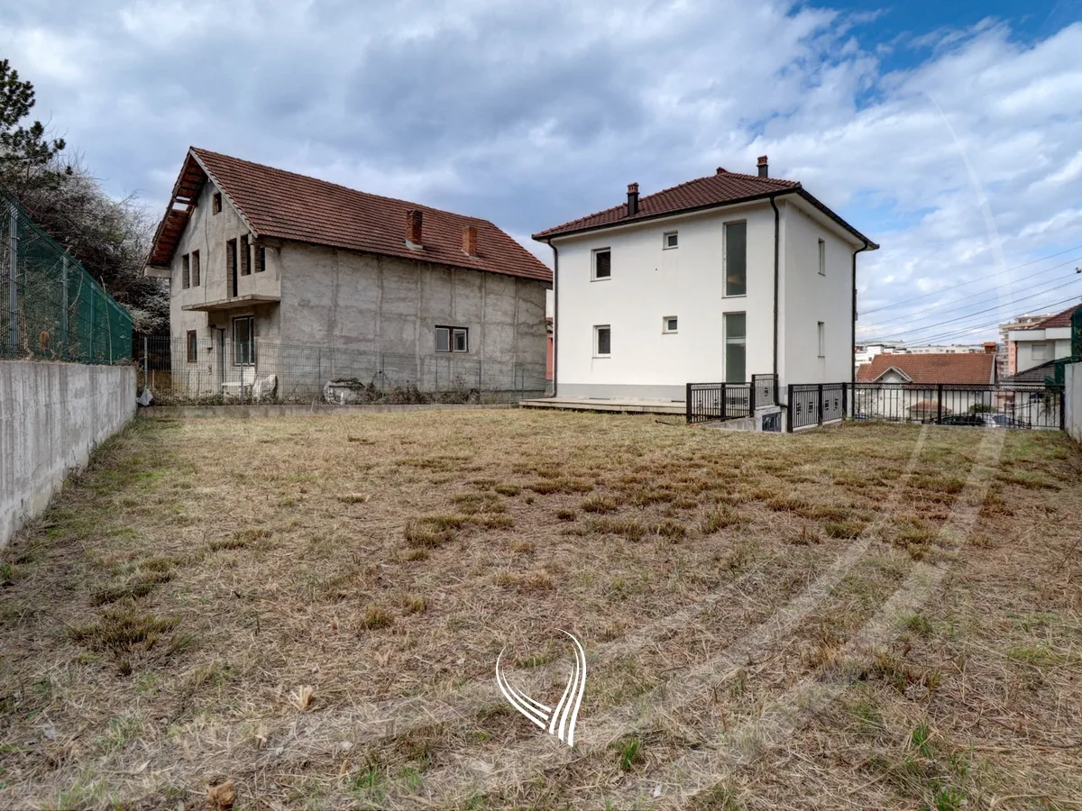 Shtëpi me 4 dhoma gjumi me qira në lagjen Prishtina e Re