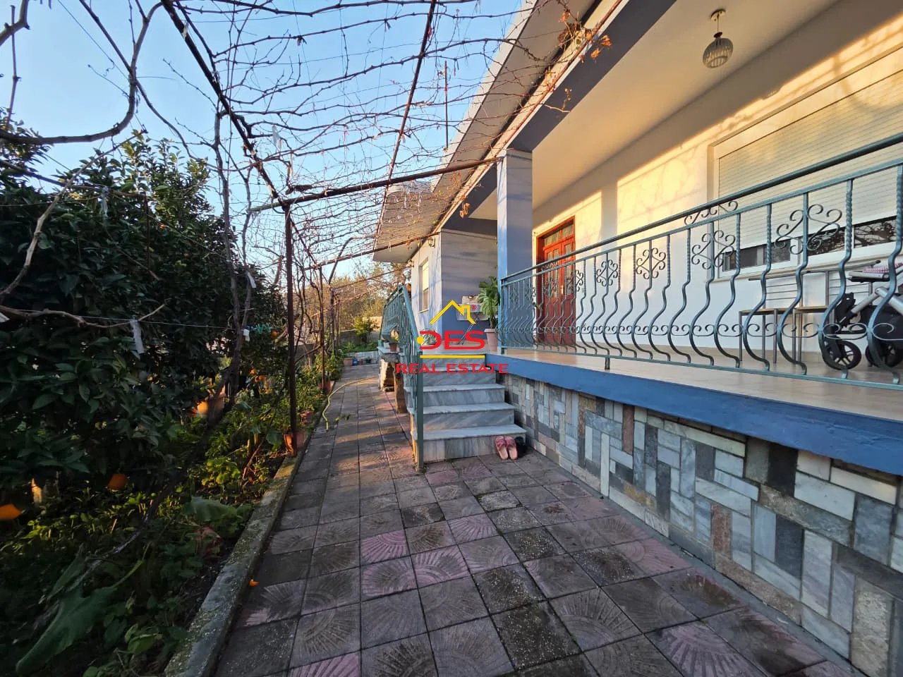 Shitet shtëpi private + truall pranë kuzum baba, vlorë.