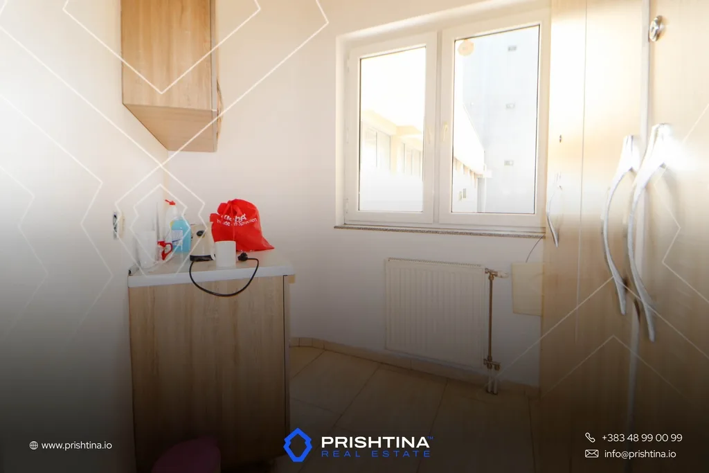 Zyrë me qira 250m² + 80m² tarracë në Emshir