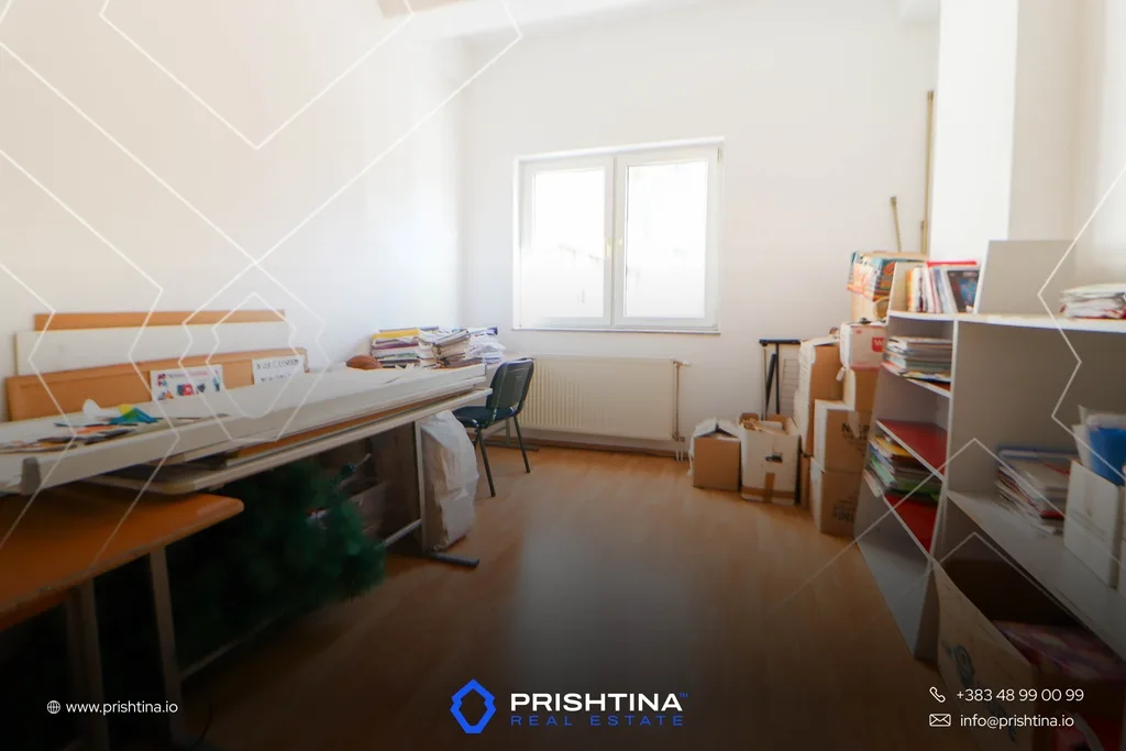 Zyrë me qira 250m² + 80m² tarracë në Emshir