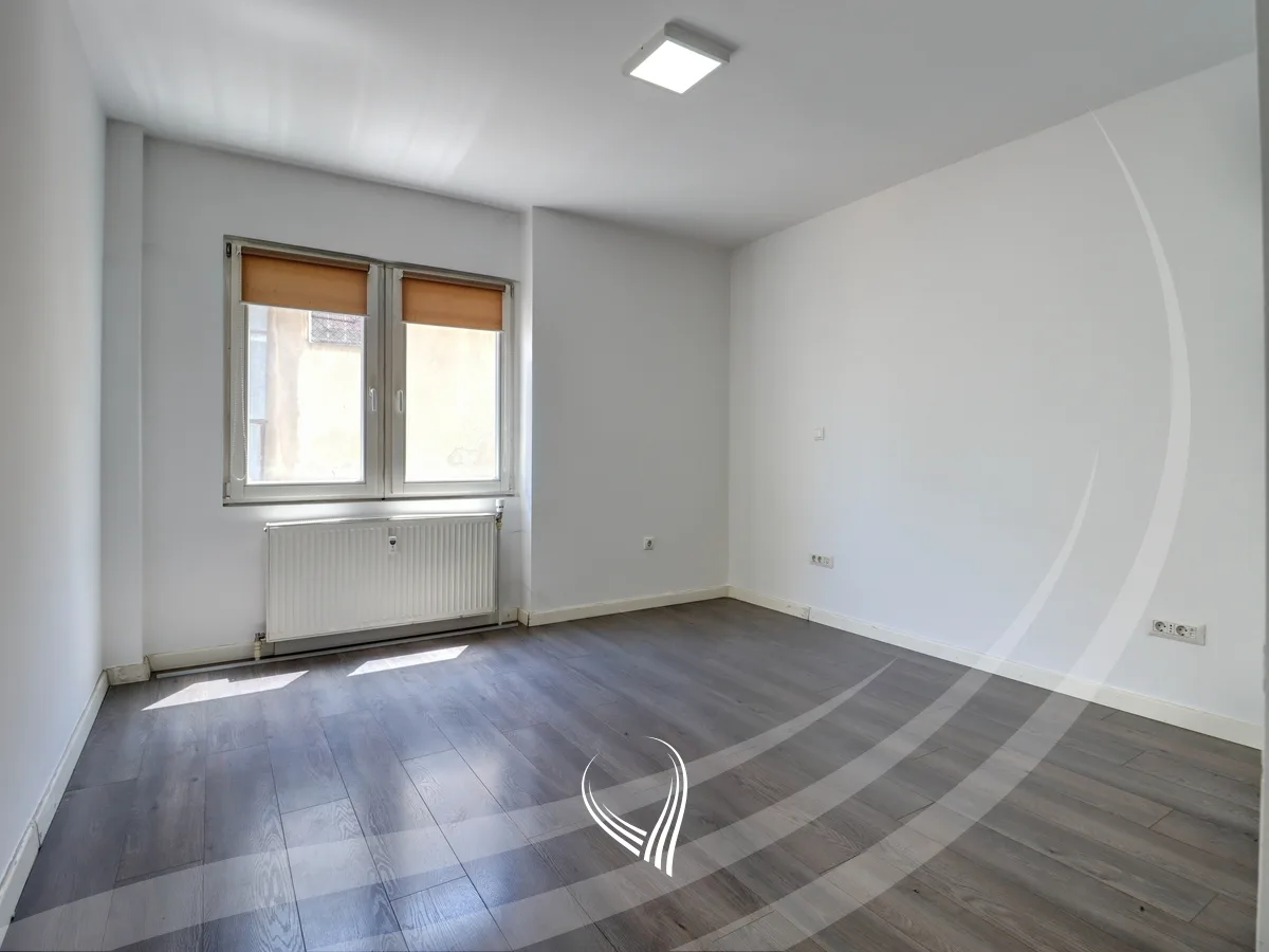 Zyre me 3 dhoma pune me qira në lagjen Pejton