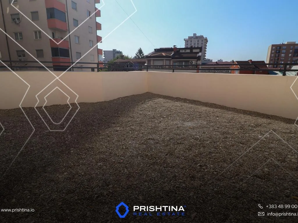 Zyrë me qira 133m² + 50m² terasë në Tophane