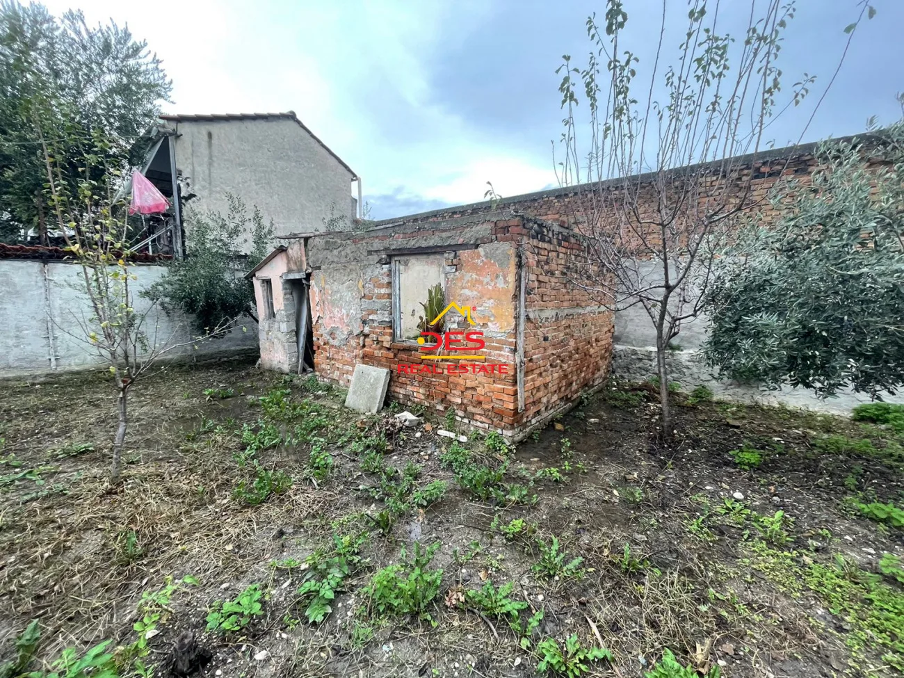 Shitet ndërtesë/truall pranë shkollës “halim xhelo” ,vlorë