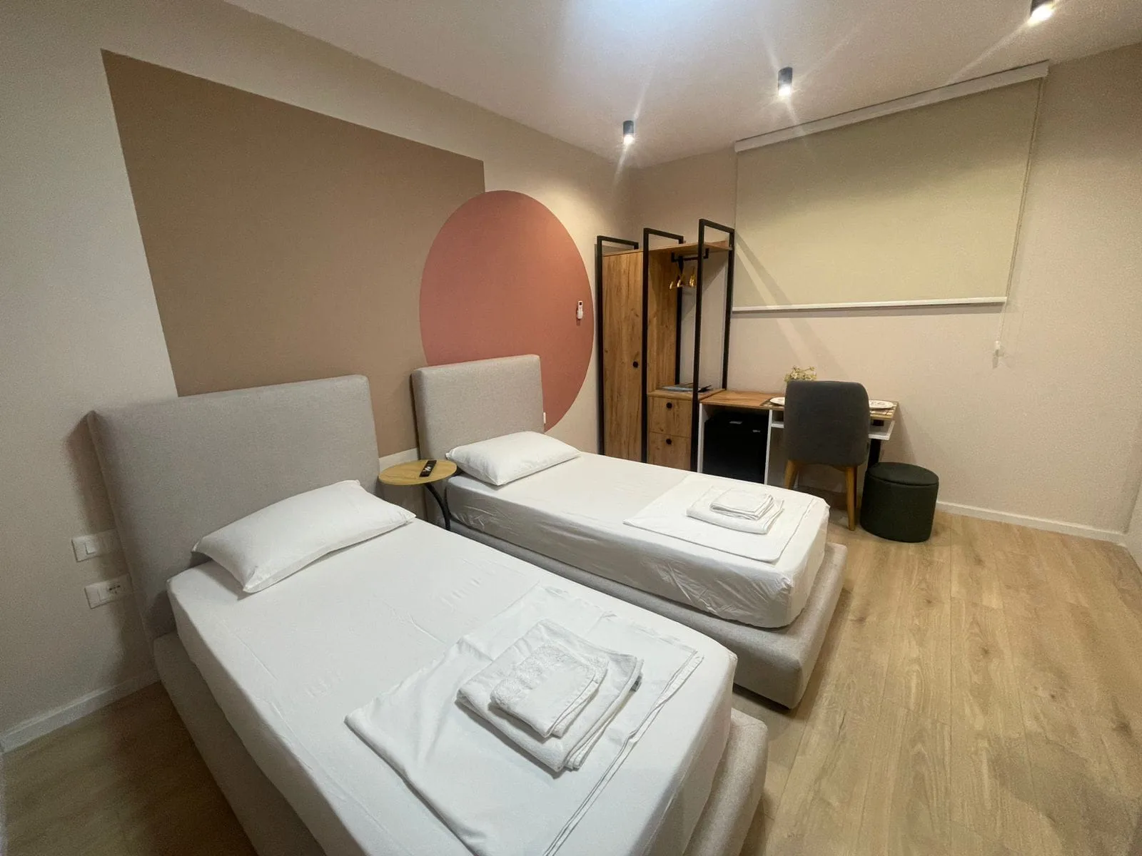 Jepen Me Qera 2 Garsioniere Tek Ministria E Drejtesise (ID BG138) Tirane