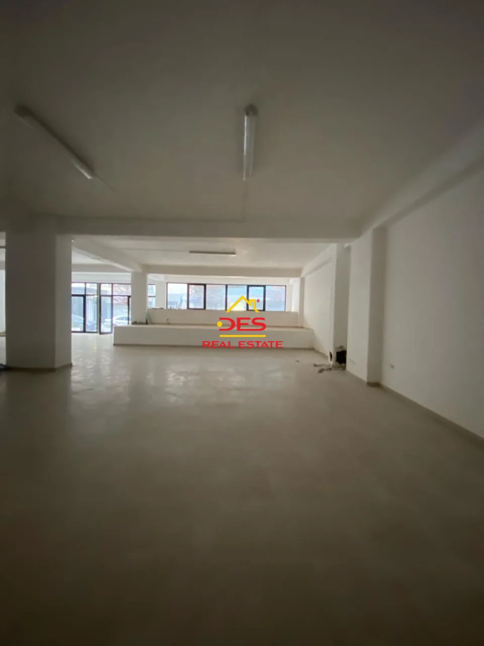 Ambjent biznesi në shitje pranë kombinatit të peshkut skel,vlorë.