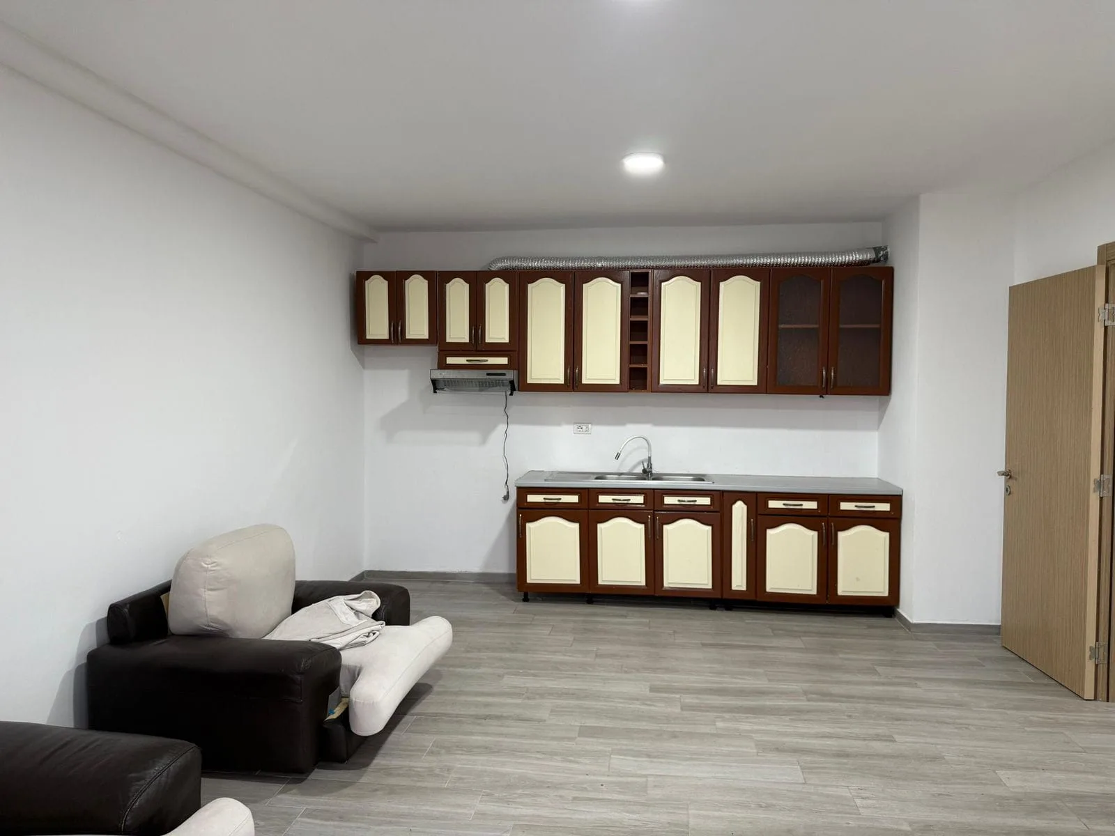 Zyre Me Qera 2+1 Tek 5 Maji (ID BZ2607) Tirane