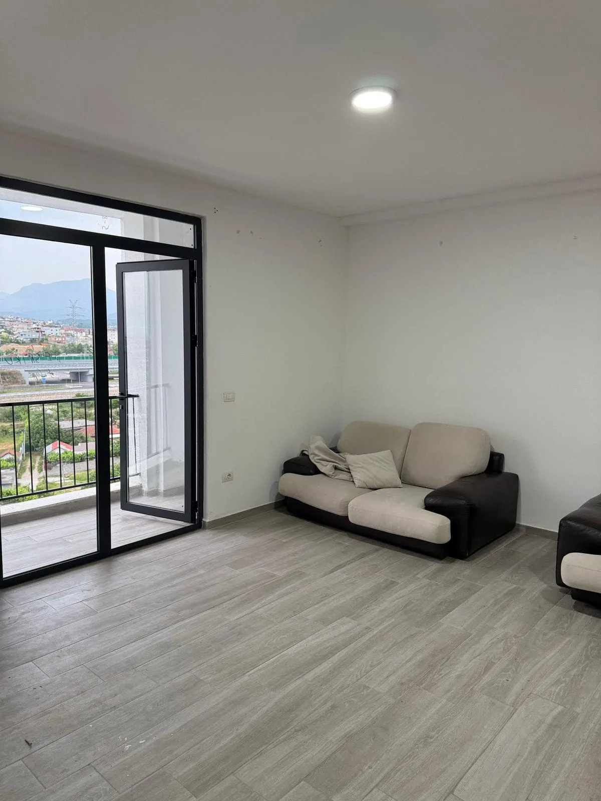 Zyre Me Qera 2+1 Tek 5 Maji (ID BZ2607) Tirane