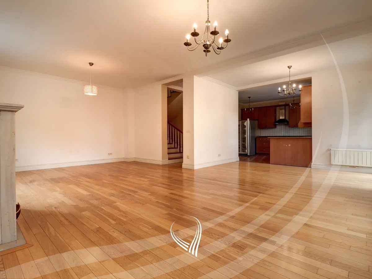 Shtëpi 330m2 me qira në Fshatin Ndërkombëtar - International Village