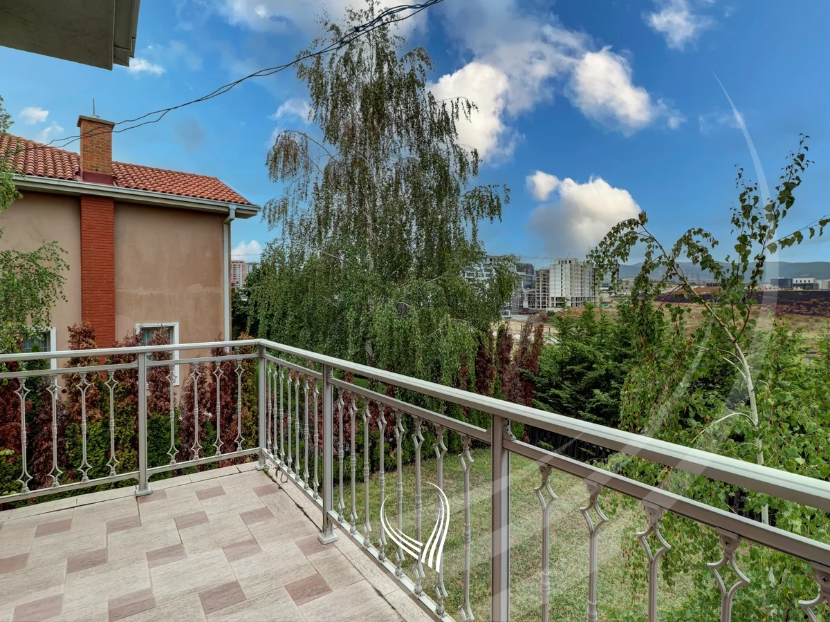 Shtëpi 330m2 me qira në Fshatin Ndërkombëtar - International Village