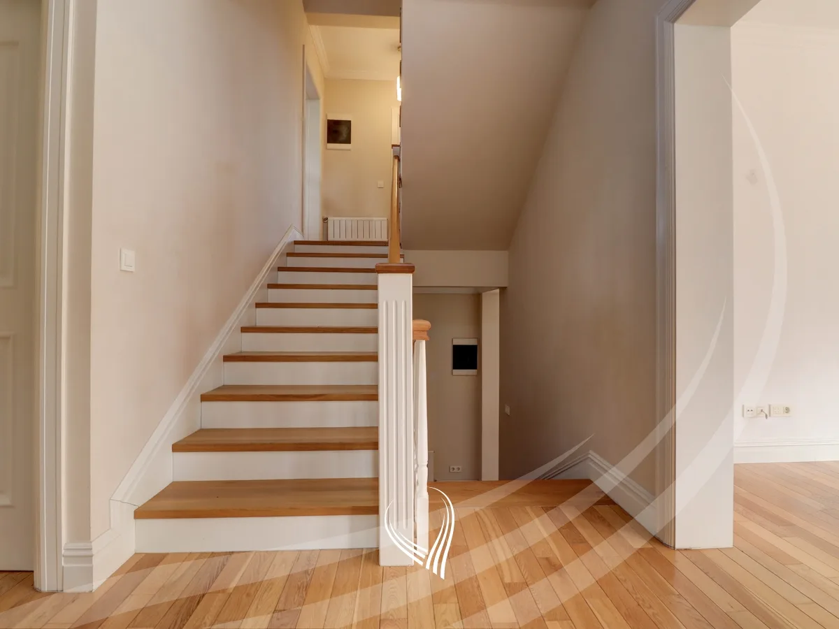 Shtëpi 330m2 me qira në Fshatin Ndërkombëtar - International Village