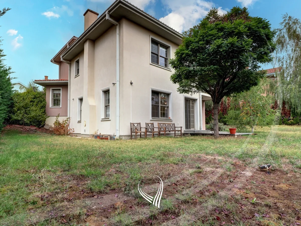 Shtëpi 330m2 me qira në Fshatin Ndërkombëtar - International Village