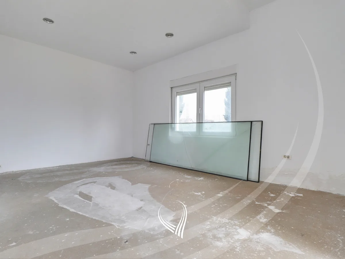 Lokal 246m2 në shitje në lagjen Kalabria – Emshir