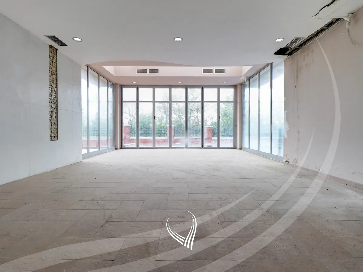 Lokal 246m2 në shitje në lagjen Kalabria – Emshir