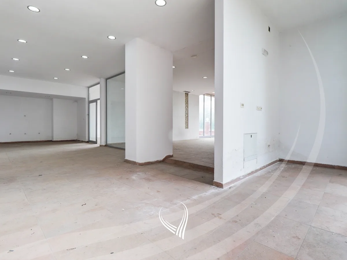 Lokal 246m2 në shitje në lagjen Kalabria – Emshir