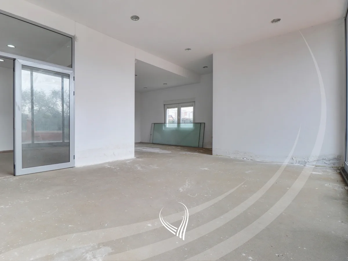 Lokal 246m2 në shitje në lagjen Kalabria – Emshir