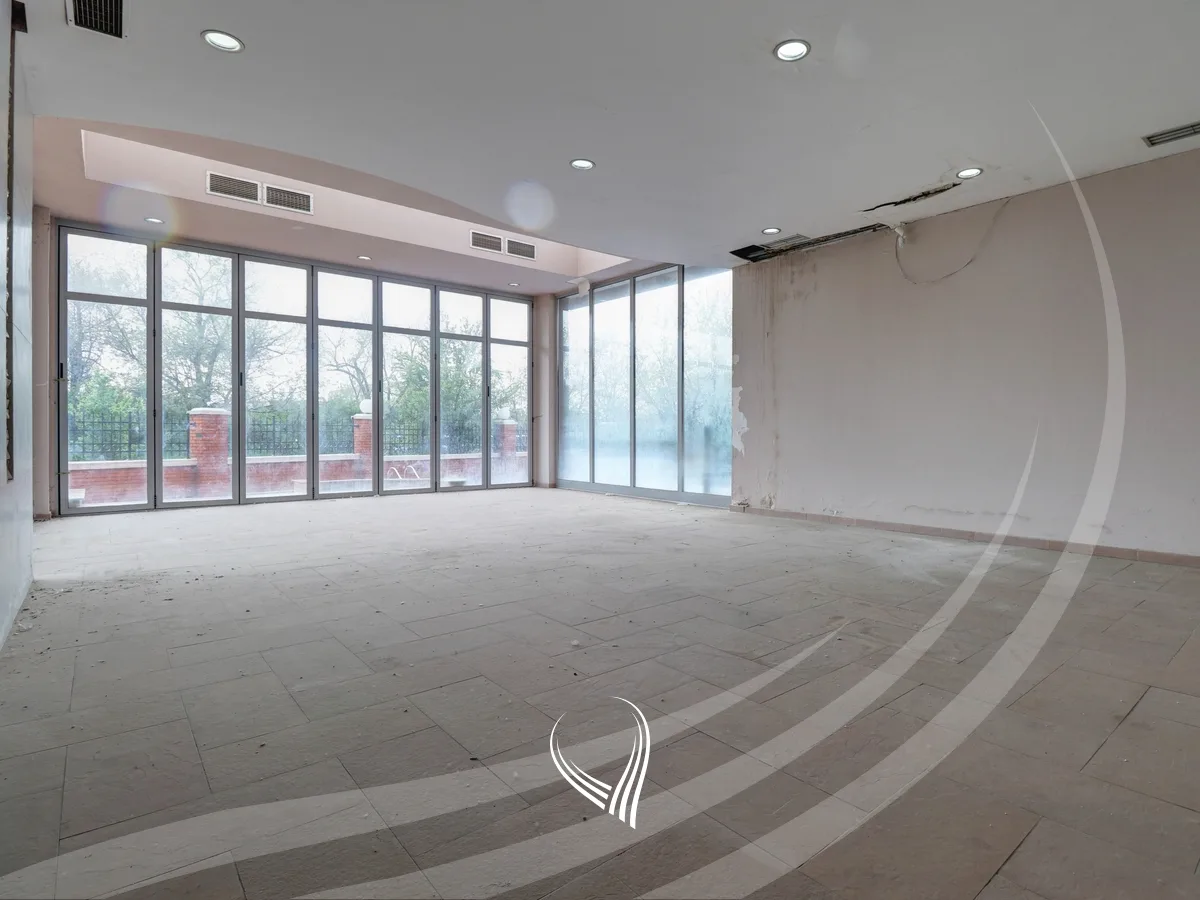 Lokal 246m2 në shitje në lagjen Kalabria – Emshir