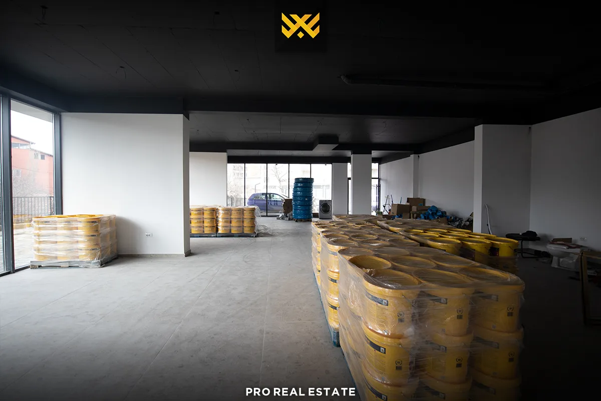 Lokal 390m² për #SHITJE në Bresje.