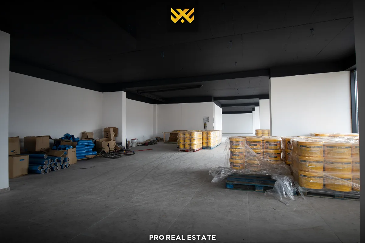 Lokal 390m² për #SHITJE në Bresje.