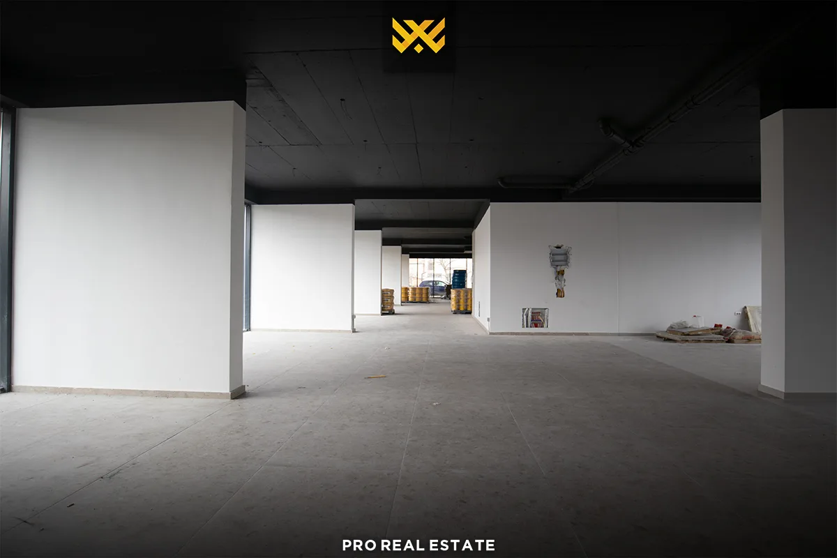 Lokal 390m² për #SHITJE në Bresje.