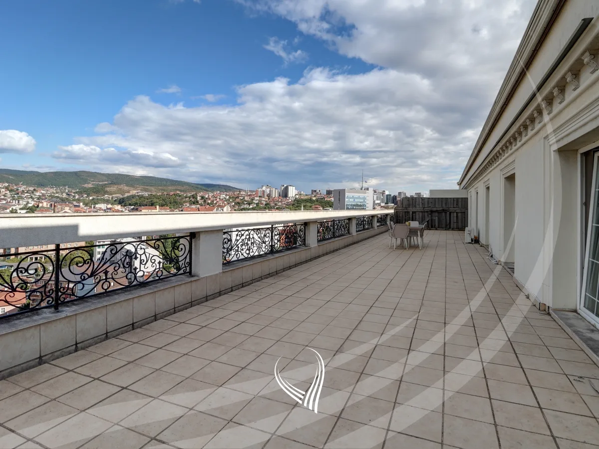 Penthouse me 3 dhoma gjumi me qira në lagjen Qafa