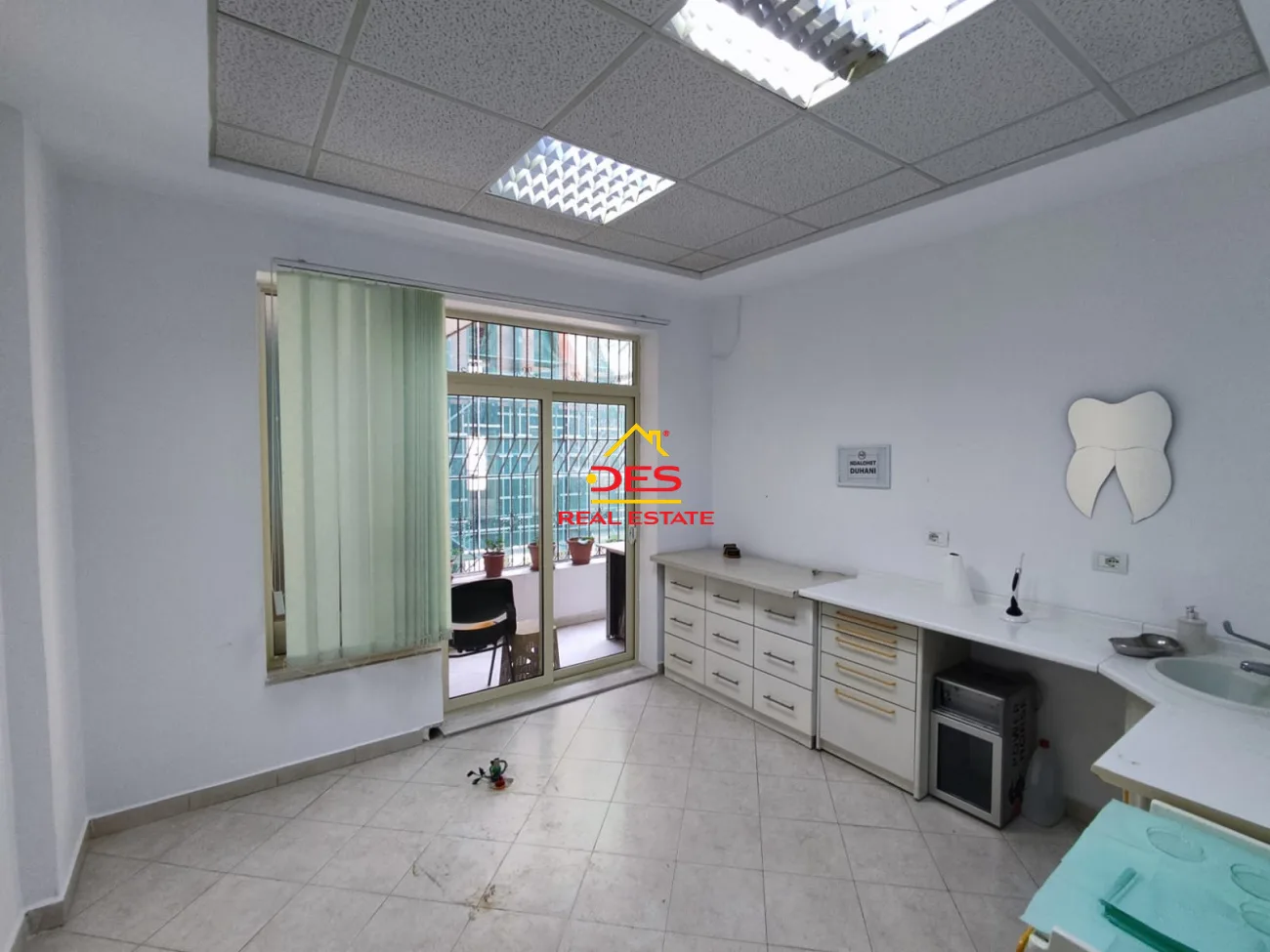 Jepet me qira ambjent 35 m2 për zyrë, blloku, tiranë.