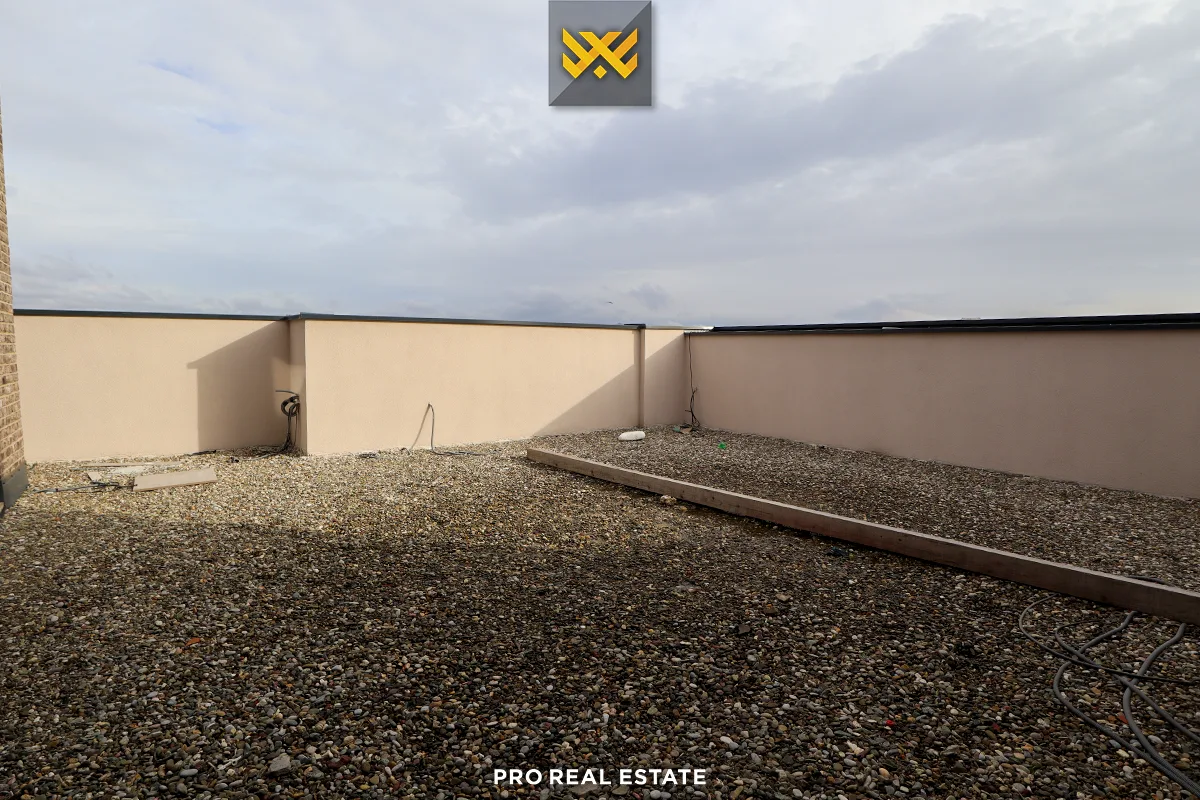 Banesë Penthouse / Zyrë 160m² + 80m² me #QIRA në Veternik
