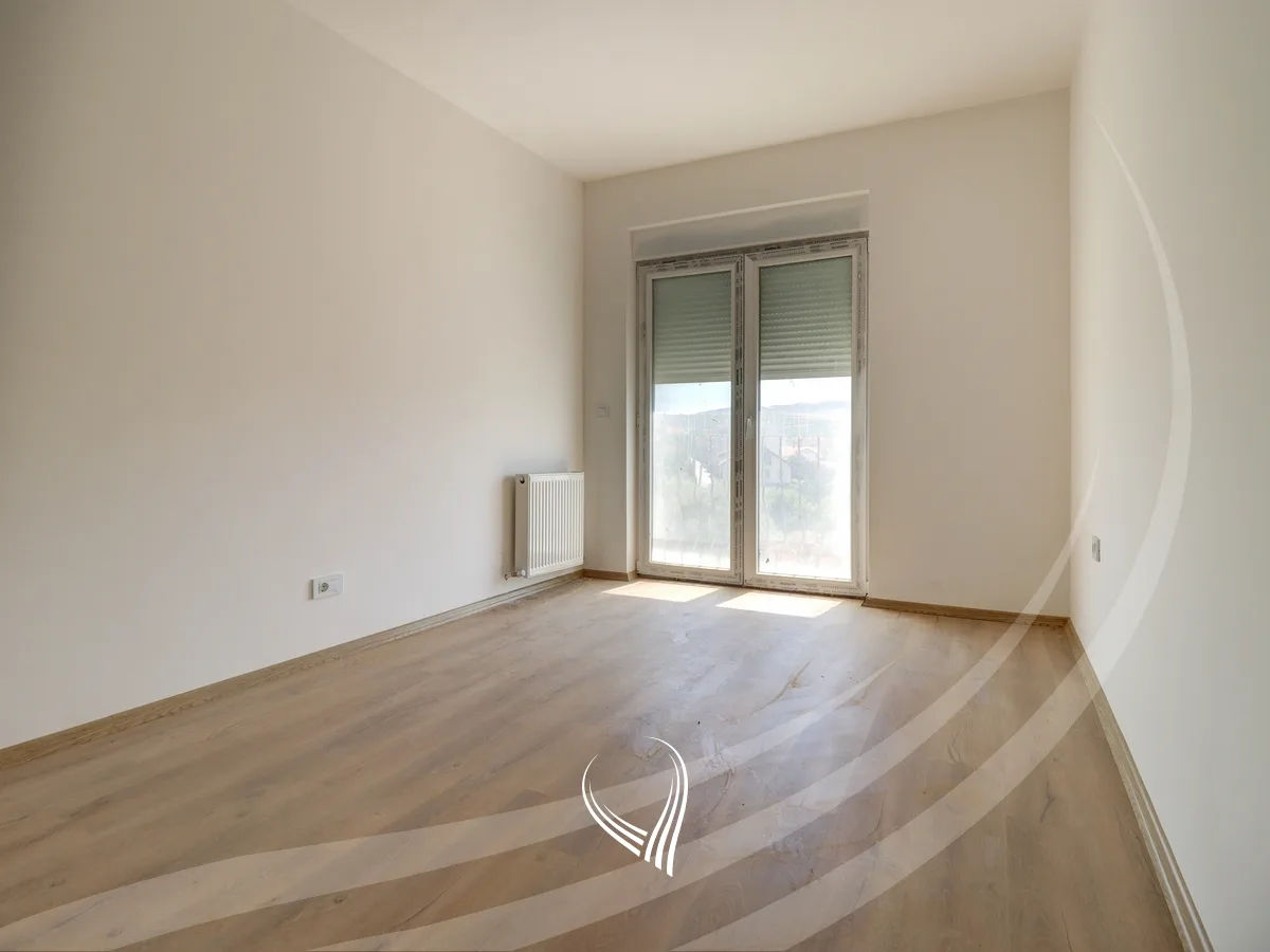 Zyre me 3 dhoma pune me qira në lagjen Mati 1