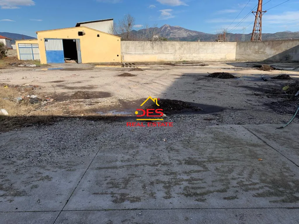 Jepet me qira 400 m2 magazinë bashkë me 2000 m2 tokë në elbasan.