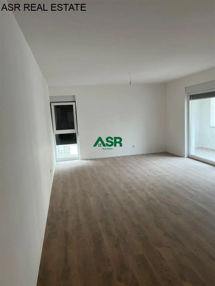 #ID:4096 Banesë 120m2 me #qira në rr.C