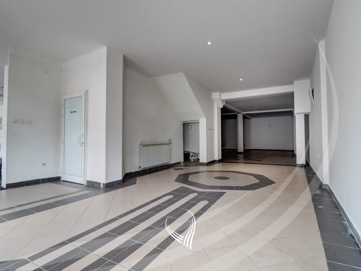 Lokal 320m2 me qira në lagjen Aktash