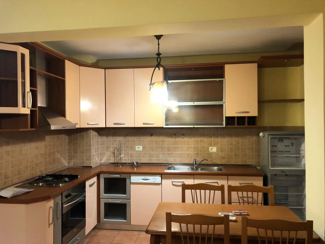 Jepet me qera apartament 1+1 ne rrugen ”ndre mjeda” tek ish parku autobuzave, tirane.
