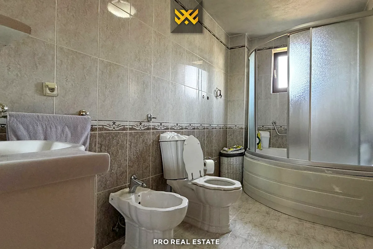 Shtëpi 420m² për #SHITJE në Veternik