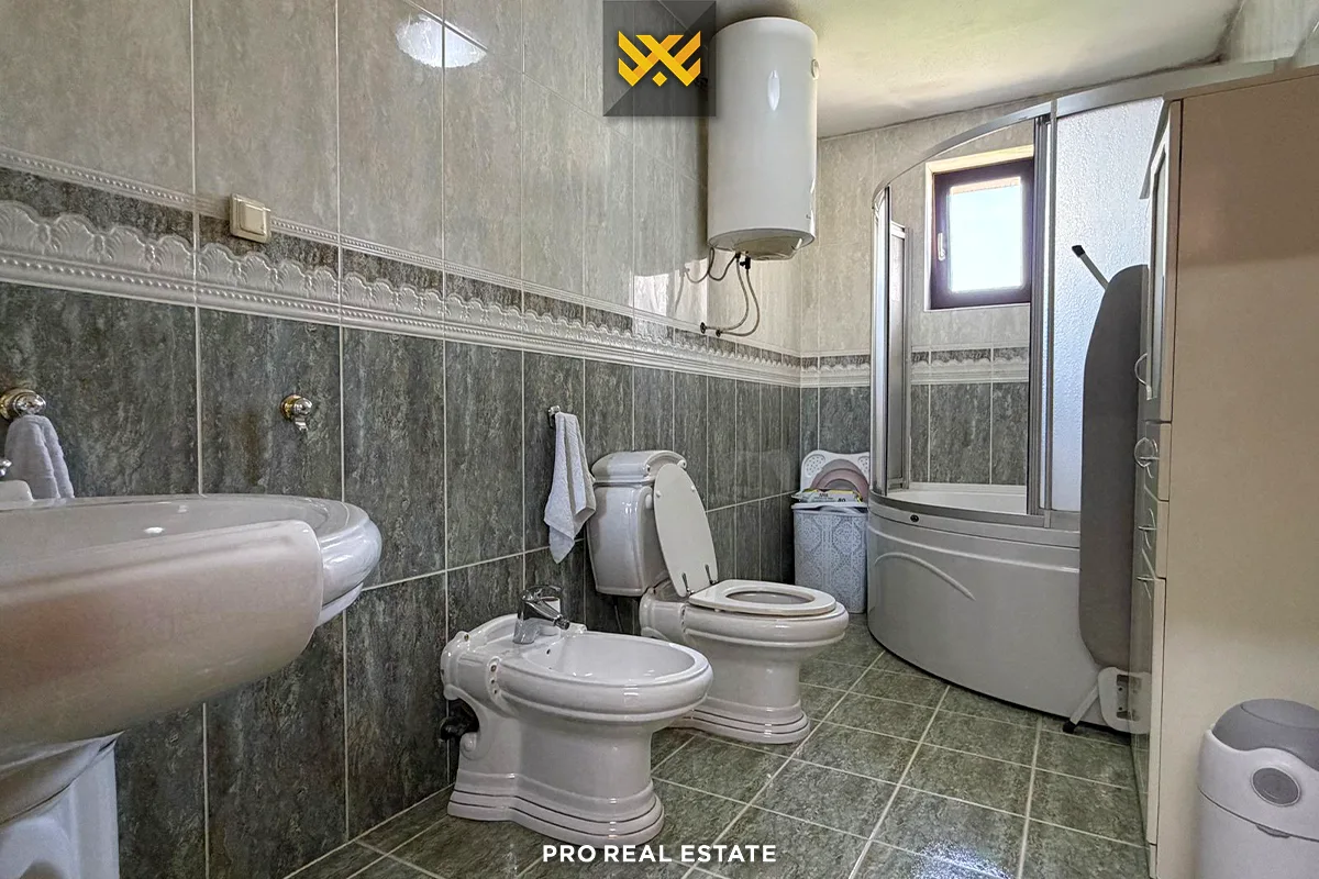 Shtëpi 420m² për #SHITJE në Veternik