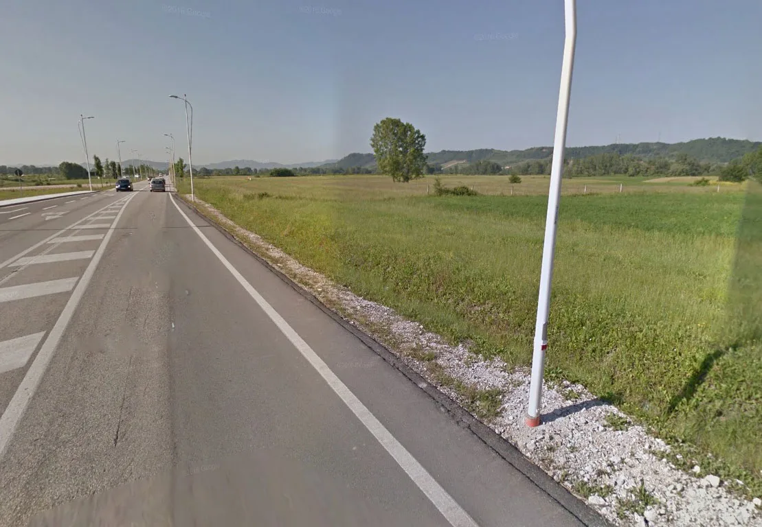 Shitet toke are ne rrugen e aeroportit, tirane