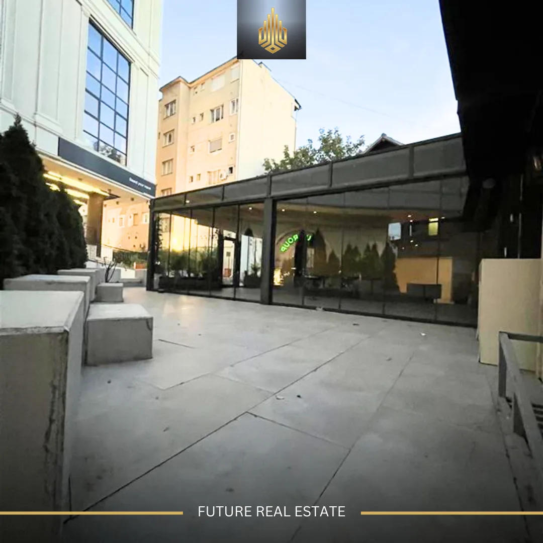 Lokal me QERA/200m²