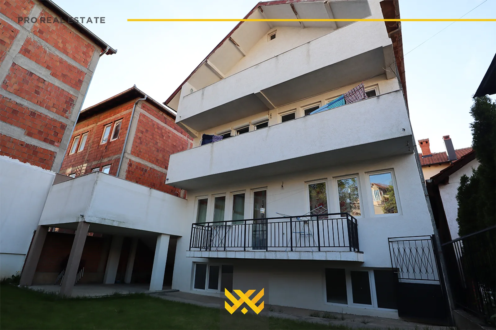Shtëpi 480m²+120m² në SHITJE në Lagjen Gjinaj.