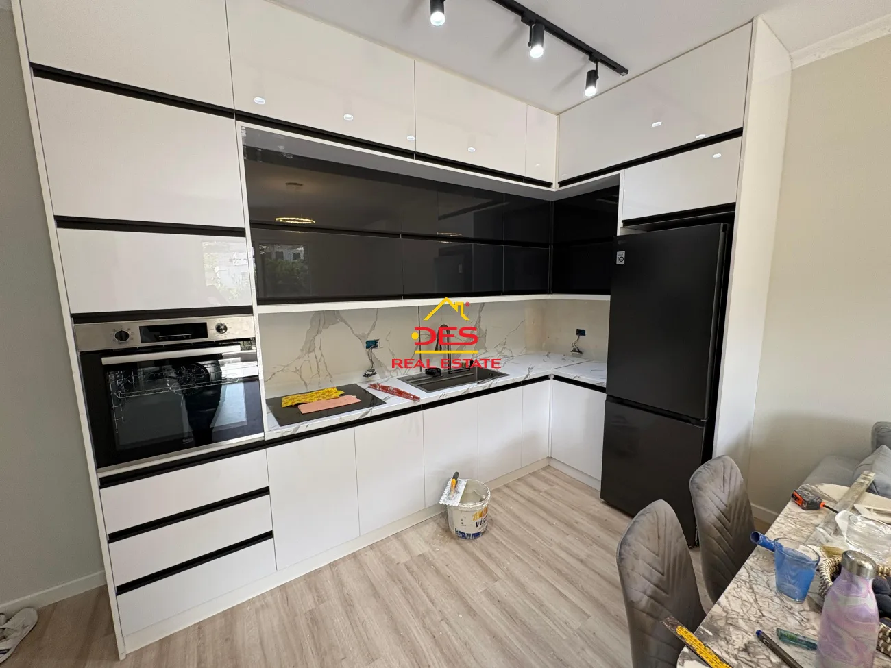 JEPET APARTAMENT 1+1 ME QIRA NË LUNGOMARE, VLORË 📍 Pranë Shkollës së Marinës