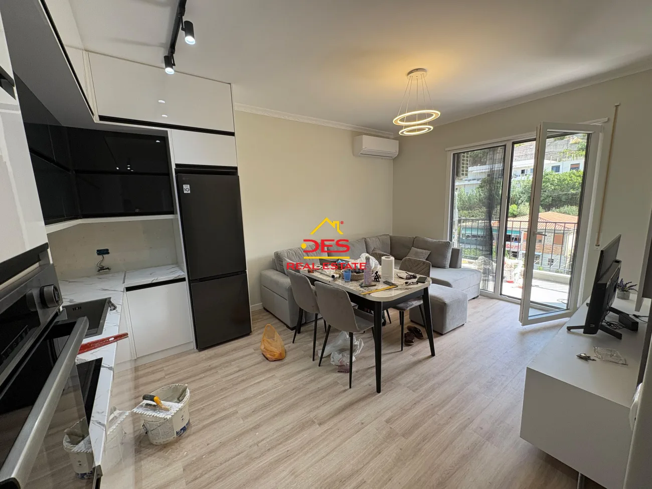 JEPET APARTAMENT 1+1 ME QIRA NË LUNGOMARE, VLORË 📍 Pranë Shkollës së Marinës